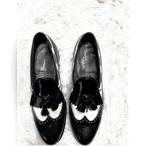 FOOT JOY Black and White Tassel Loafers Size 9 1/2A
Stylish loafers!